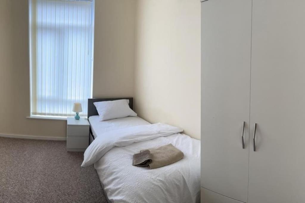 Rooms 7 Minutes From Etihad Манчестер Экстерьер фото