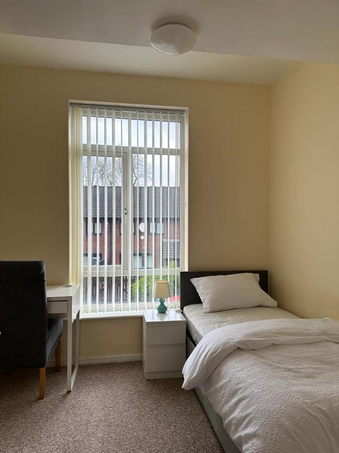 Rooms 7 Minutes From Etihad Манчестер Экстерьер фото
