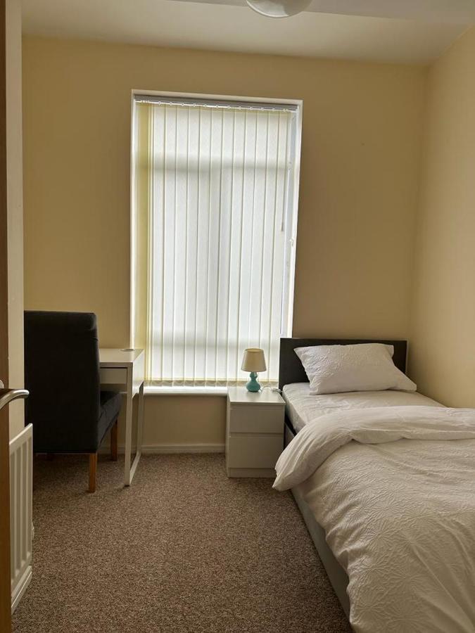 Rooms 7 Minutes From Etihad Манчестер Экстерьер фото